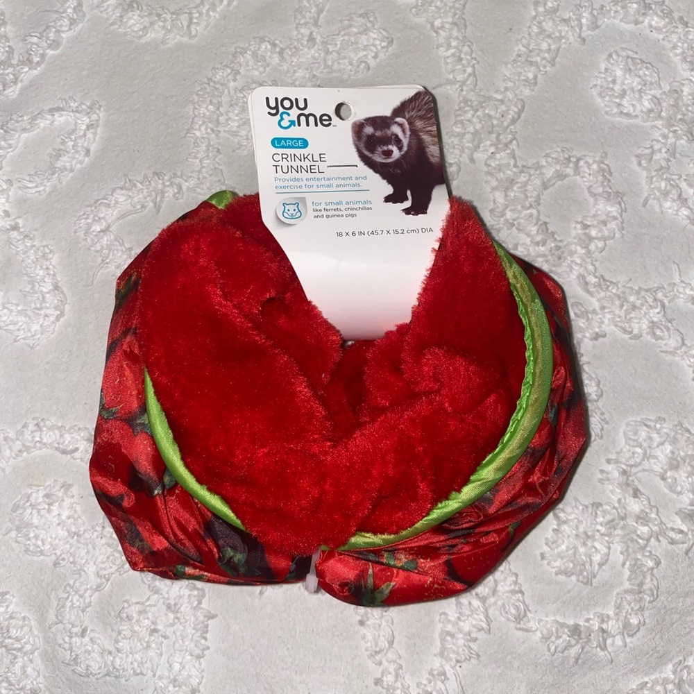 NWT Large Strawberry Rodent Crinkle Tunnel